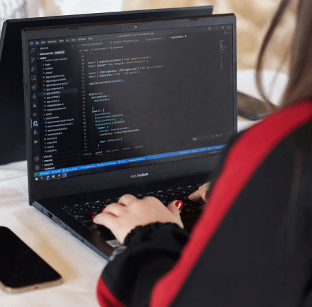 Collaborateur Equadis travaillant, équipe support