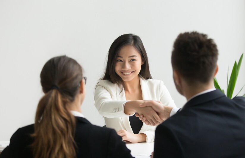 Personnes durant un entretien d'embauche représentant les offres d'emploi chez Equadis